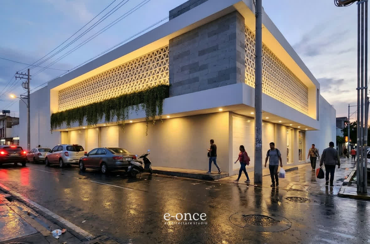 Edificio comercial en esquina con celosía triangular al anochecer