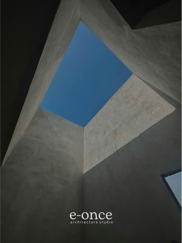 Tiro de luz de concreto abierto hacia el cielo